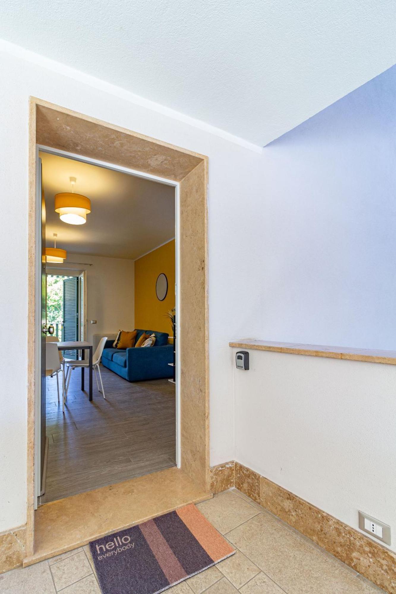 Apartment Mustard Rom