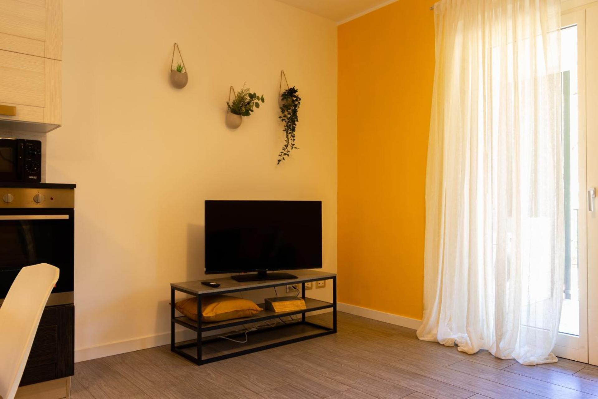 Apartment Mustard Rom