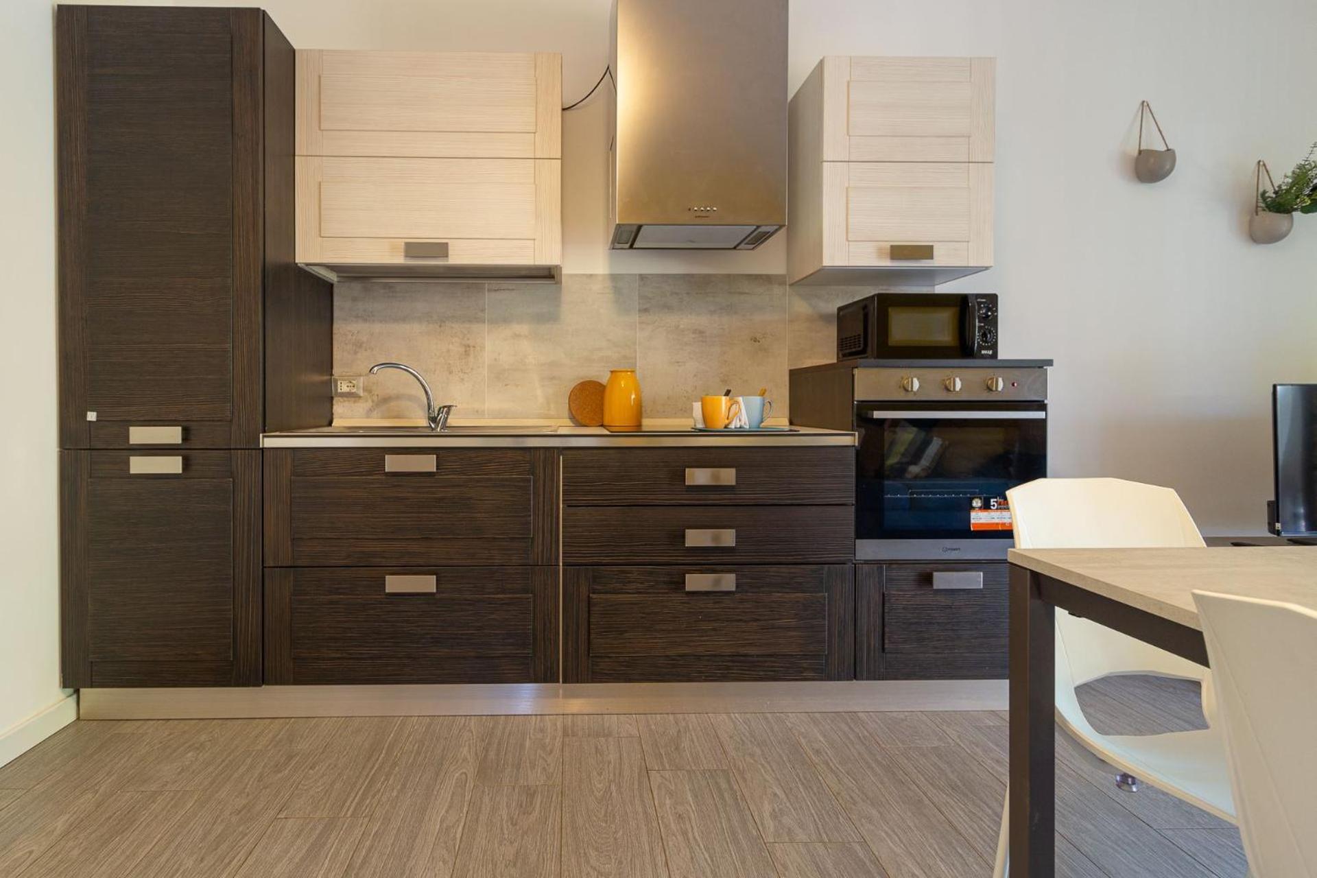 Mustard Apartment Rom