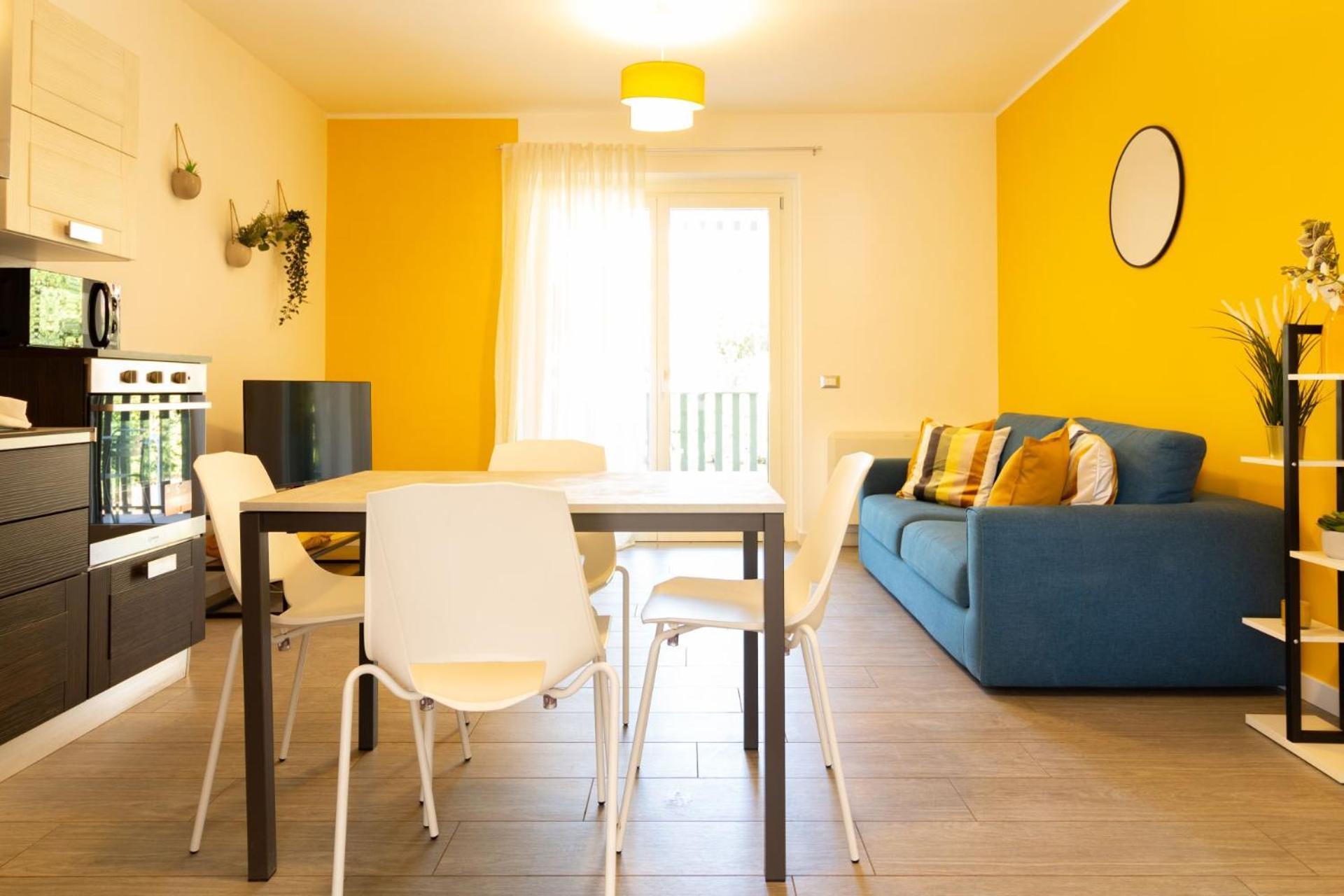 Mustard Apartment Rom